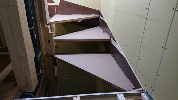 三島市にて新築住宅の内装工事（階段設置）